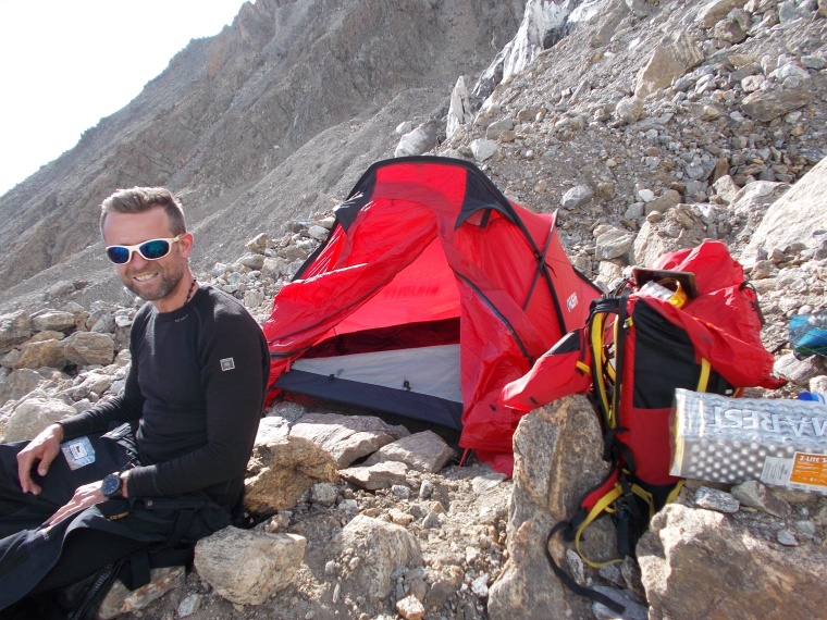 Než se naplno zakousneme do krajně nebezpečných svahů Nangy, naplánovali jsme si aklimatizační výstup na sousední Ganalo Peak (6608m). První nocleh v suťovisku ve výšce cca. 4800m, přímo proti zlověstnému hřebenu Mazeno na druhé straně údolí. Husky Flame postavíte prakticky kdekoliv. V noci sněžilo, naštěstí jen venku