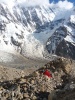 Než se naplno zakousneme do krajně nebezpečných svahů Nangy, naplánovali jsme si aklimatizační výstup na sousední Ganalo Peak (6608m). První nocleh v suťovisku ve výšce cca. 4800m, přímo proti zlověstnému hřebenu Mazeno na druhé straně údolí. Husky Flame postavíte prakticky kdekoliv. V noci sněžilo, naštěstí jen venku