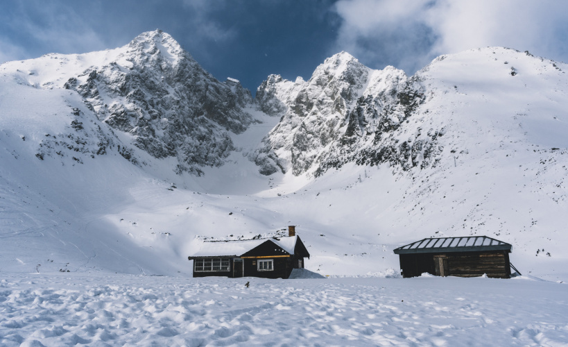 Jak na útulné nocování uprostřed zimních Alp